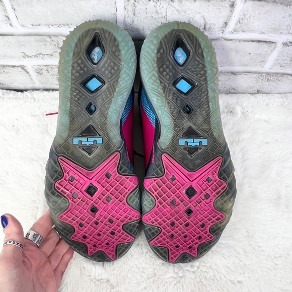 |•NIKE•| Men's Lebron XVIII Low Neon Light Fireberry Blk Lt Blue Fury Size 8.5 - Picture 8 of 12